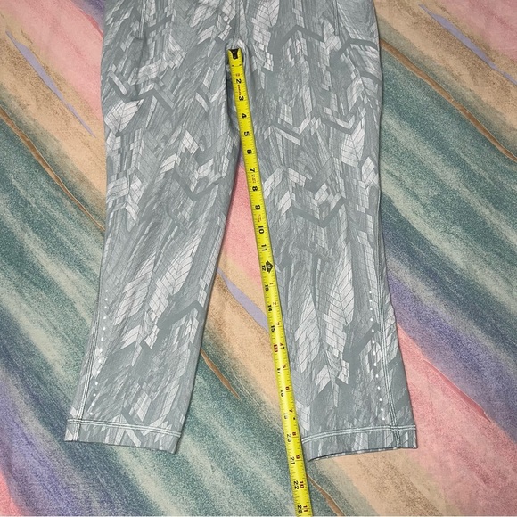 Lululemon Swift Speed HR Crop21" Reverberate Chevron Jacquard Silver Blue size 8 - Picture 11 of 11